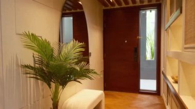 Dubai 'de pahalı bir özel villada koridor. Yavaş Hareket.