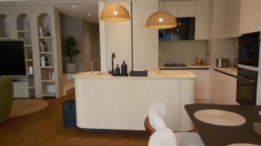 Dubai 'de pahalı bir özel villada şık bir mutfak. Kocaman pencerelerden gelen güneş ışığıyla aydınlatılıyor. Yavaş Hareket.