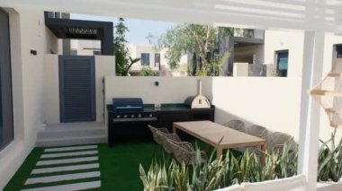 Dubai 'de zengin bir özel villada barbekü. Dışarıda, Yavaş Hareket.