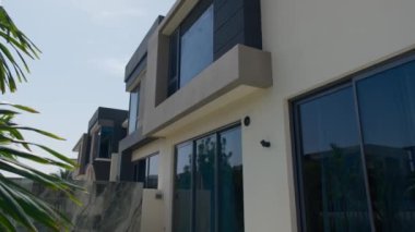 Güneşli bir günde Dubai 'de lüks bir villanın arka bahçesinde küçük özel bir yüzme havuzu. Dışarıda, Yavaş Hareket.