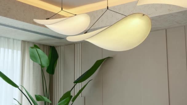 Chandelier Kitchen Expensive Private Villa Dubai Sunlight Windows Slow Motion — Stock Video
