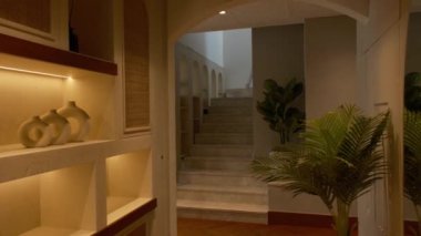 Dubai 'de pahalı bir özel villada merdivenler. Yavaş Hareket