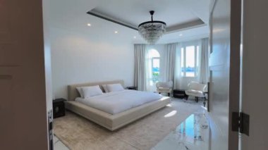 Güneşli bir günde şık bir Arap villasında yatak odası. Yavaş Hareket.