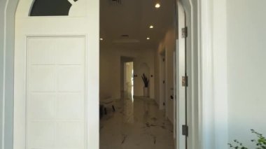 Dubai 'de özel pahalı bir villaya giriş. Yavaş Hareket.