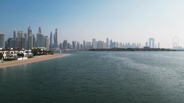 Drone Vliegt Zee Met Uitzicht Dubai Privé Villa Luchtzicht — Stockvideo