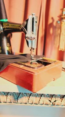 Atölye atölyesinde el dikiş makinesi. Yavaş Hareket