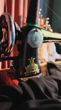 Atölyede dikiş makinesi üzerinde çalışan usta atölyenin eli. Kapat, Yavaş Hareket.