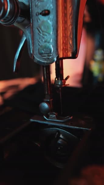 Χέρια Ενός Κυρίου Ράβοντας Ρούχα Μια Ραπτομηχανή Χέρι Ένα Ατελιέ — Αρχείο Βίντεο