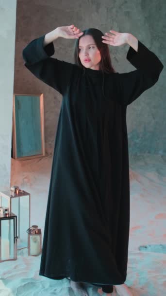 Una Joven Con Vestido Nacional Árabe Abaya Está Descalza Sobre — Vídeo de stock
