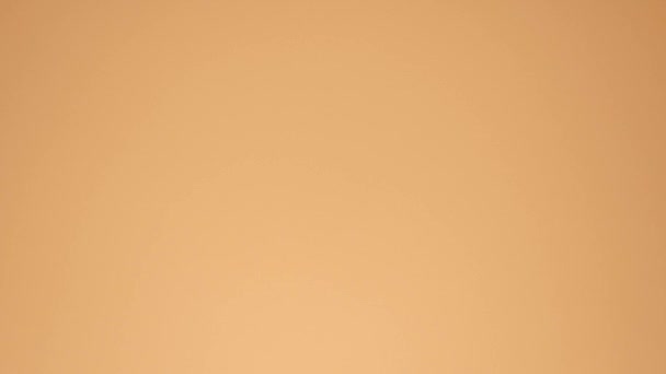 Нарізані Фрукти Ягоди Літають Помаранчевому Фоні Падають Повільний Рух Крупним — стокове відео