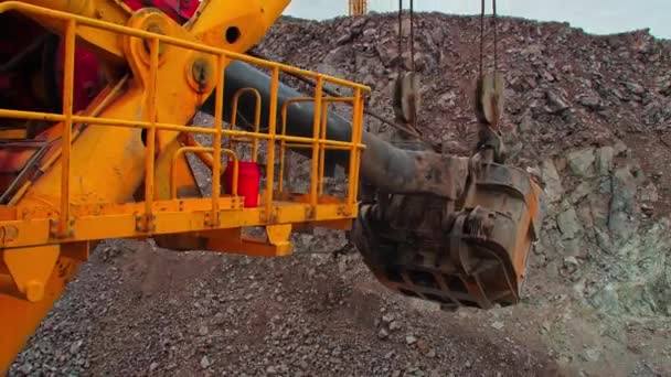 采石场的一个大型工业挖掘机将岩石装入垃圾车 从船舱里看 慢动作 — 图库视频影像