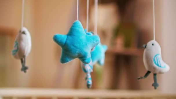 Brinquedos Bebê Para Bebê Pendurado Acima Cama Gire Devagar Close — Vídeo de Stock