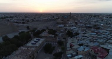 Şafakta eski şehrin ve ünlü anıt kompleksi iKalyan Poi Kalon Kompleksi ve Poi Kalon Minaret n Bukhara 'nın üzerinde bir dron uçar. Hava manzarası, Özbekistan.