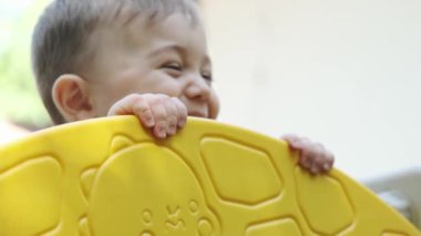 Parkta annesiyle oynayan gülümseyen küçük çocuk. Yavaş Hareket, Kapat.