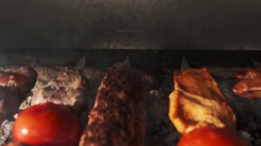 Tavuk, et ve ciğer kebabı açık ızgarada kömürle kızartılır. Yavaş Hareket, Kapat.