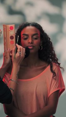 Dubai, BAE - 6 10 2023: genç esmer bir kadının göz kapaklarını boyaması. Yavaş Hareket.