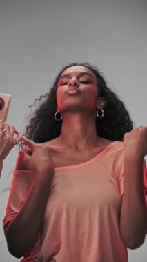 Profesyonel bir makyöz genç bir mankenin yüzüne makyaj yapar. Yavaş Hareket, Kapat.