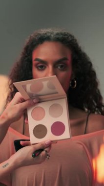 Profesyonel bir makyöz genç bir mankenin yüzüne makyaj yapar. Yavaş Hareket, Kapat.