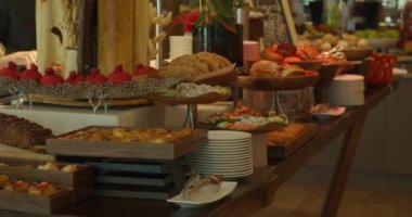Lüks bir otelin yemek odasındaki büfe masasında. Yavaş Hareket.