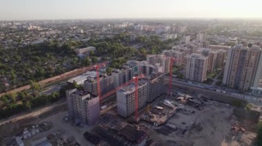 İHA inşaat halindeki yüksek binaların üzerinden uçuyor. Hava Görünümü.