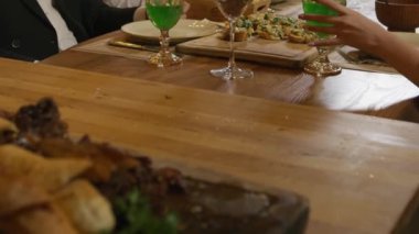 İnsanlar restoranda bir masaya oturur ve yemek yerler. Kapat, Yavaş Hareket.