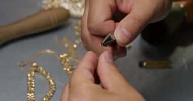 Rüzgarda mücevher olan bir kuyumcunun vitrini. Yüzükler, bilezikler, kolyeler. Yavaş çekim, Yakın çekim.