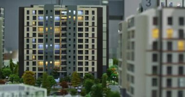 Manzaralı ve yollu apartmanların minyatür modelinin panoraması. Yavaş Hareket.