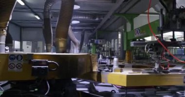 Fabrika montaj atölyesinde otomatik taşıma bandı. Yavaş Hareket