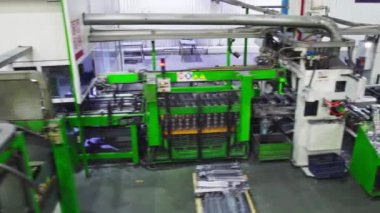 İHA, büyük fabrika atölyesinde taşıma bandında. Yavaş Hareket.