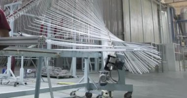 Fabrikada metal yapıları olan büyük bir toplantı salonunun panoraması. Yavaş Hareket