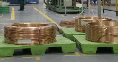 Buzdolabı Fabrikasının Büyük Atölyesindeki Sarılmış Bakır Boru. Yavaş Hareket