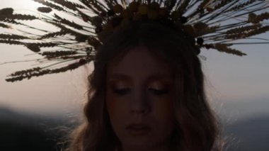 Sonbahar kıyafetli genç bir kadın model dağlarda günbatımına karşı poz veriyor. Yavaş Hareket, Kapat.