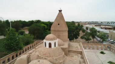 Özbekistan 'ın Buhara kentindeki CHASHMA AYUB antik Asya mozolesi. Drone, Hava Görüntüsü.
