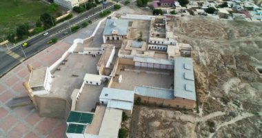 Antik Ark kalesinin üzerinde bir dron uçuyor. Eski Buhara, Özbekistan civarında. Bulutlu bir sabah. Hava Görünümü.