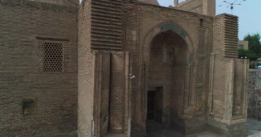 İnsansız hava aracı Özbekistan 'ın eski Buhara kentindeki Magok-i-Attari cami kompleksinin antik kapılarına yakın uçuyor. Bulutlu bir gün. Hava Görünümü.