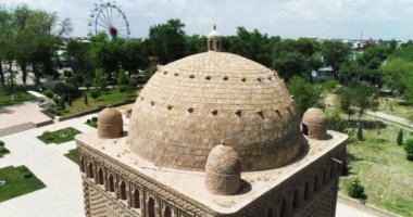 Güneşli bir günde bir İHA Ismoil Somoniy medresesine yakın uçar. Özbekistan, Buhara. Hava Görünümü.