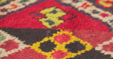 Özbekistan 'daki Semerkant halılarının süs ve desenlerine yakın çekim. Klasik teknolojiye göre üretildi.