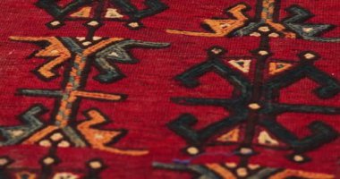 Özbekistan 'daki Semerkant halılarının süs ve desenlerine yakın çekim. Klasik teknolojiye göre üretildi.