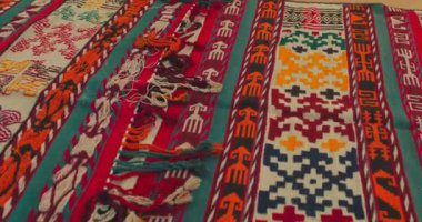 Özbekistan 'daki Semerkant halılarının süs ve desenlerine yakın çekim. Klasik teknolojiye göre üretildi.