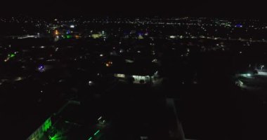 İnsansız hava aracı gece boyunca uçuyor. Buhara, Özbekistan, Havacılık manzaralı antik kompleks Ark 'ın yanındaki meydanda aydınlanıyor..