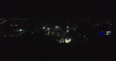 Eski bir Kalyan Minaresi 'nde gece bir dron uçar. Buhara, Özbekistan, Havadan görünüm.