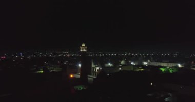 Eski bir Kalyan Minaresi 'nin kulesinin etrafında bir dron gece uçuyor. Buhara, Özbekistan, Havadan görünüm.