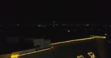 Antik Buhara, Özbekistan Sandığı 'nın aydınlık ana kapısının üzerinde bir İHA gece uçuyor..