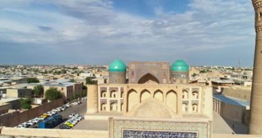 İnsansız hava aracı, Özbekistan 'ın Buhara kentinin ortasındaki antik Lyab-i Hauz kompleksinin ana kapısına yakın uçuyor. Hava Görünümü.