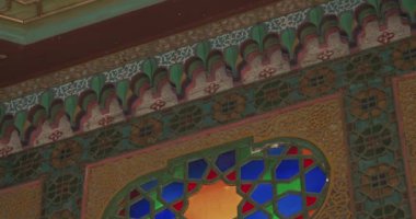 Eski Bolo-Khauz kompleksinin desenleri, dekoratif unsurları ve pencerelerinin yakın çekimi. Eski Buhara, Özbekistan.
