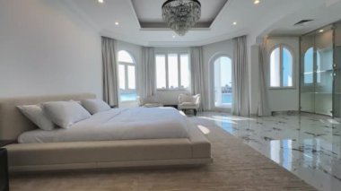 Güneşli bir günde şık bir Arap villasında yatak odası. Yavaş Hareket.