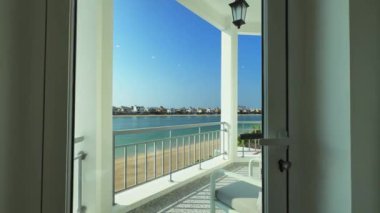 Dubai 'de özel pahalı bir villada misafir odası. Bulutsuz bir günde panoramik deniz manzarası. Yavaş Hareket