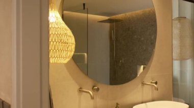 Dubai 'de pahalı bir özel villada banyo. Yavaş Hareket