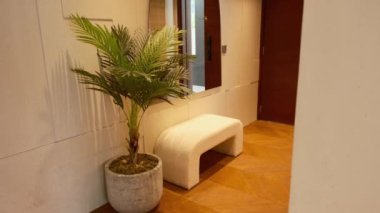 Dubai 'de pahalı bir özel villada koridor. Yavaş Hareket.