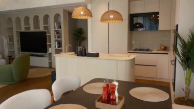 Dubai 'de pahalı bir özel villada şık bir mutfak. Kocaman pencerelerden gelen güneş ışığıyla aydınlatılıyor. Yavaş Hareket.